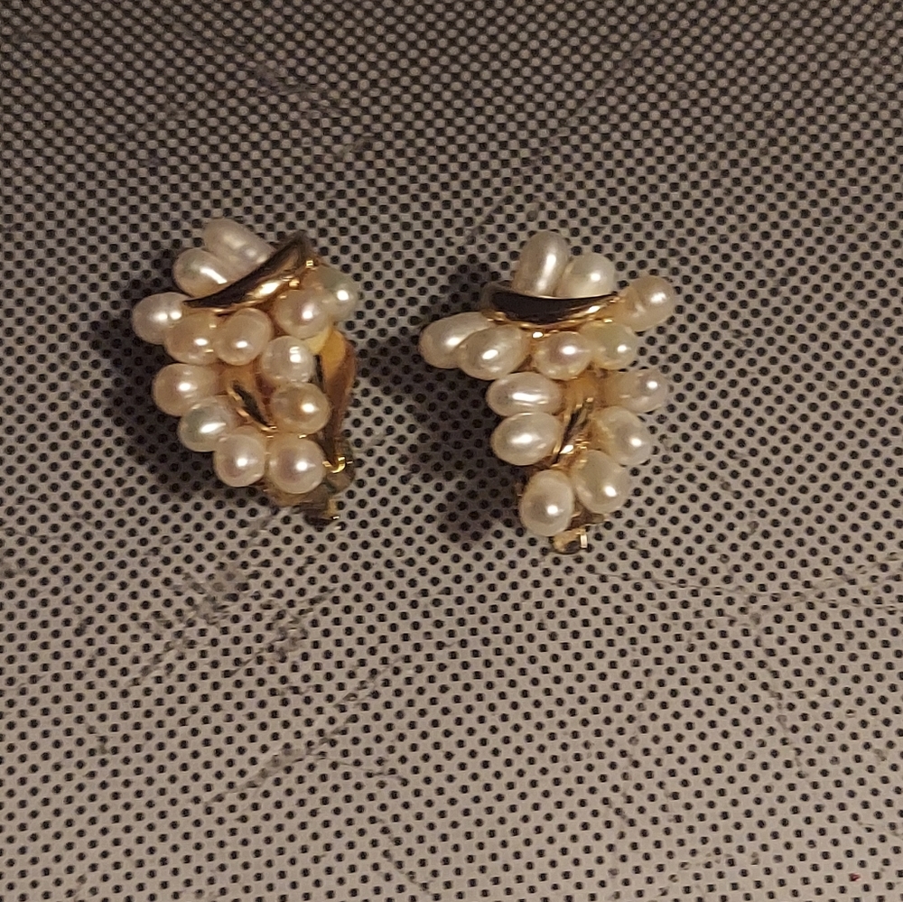 80s freshwater pearls in cluster clip earrings